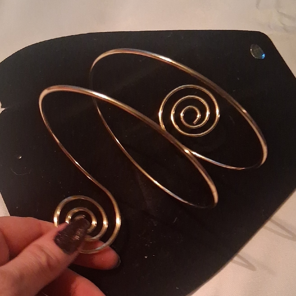 Gold Spiral Wire Bracelet - Picture 4 of 7